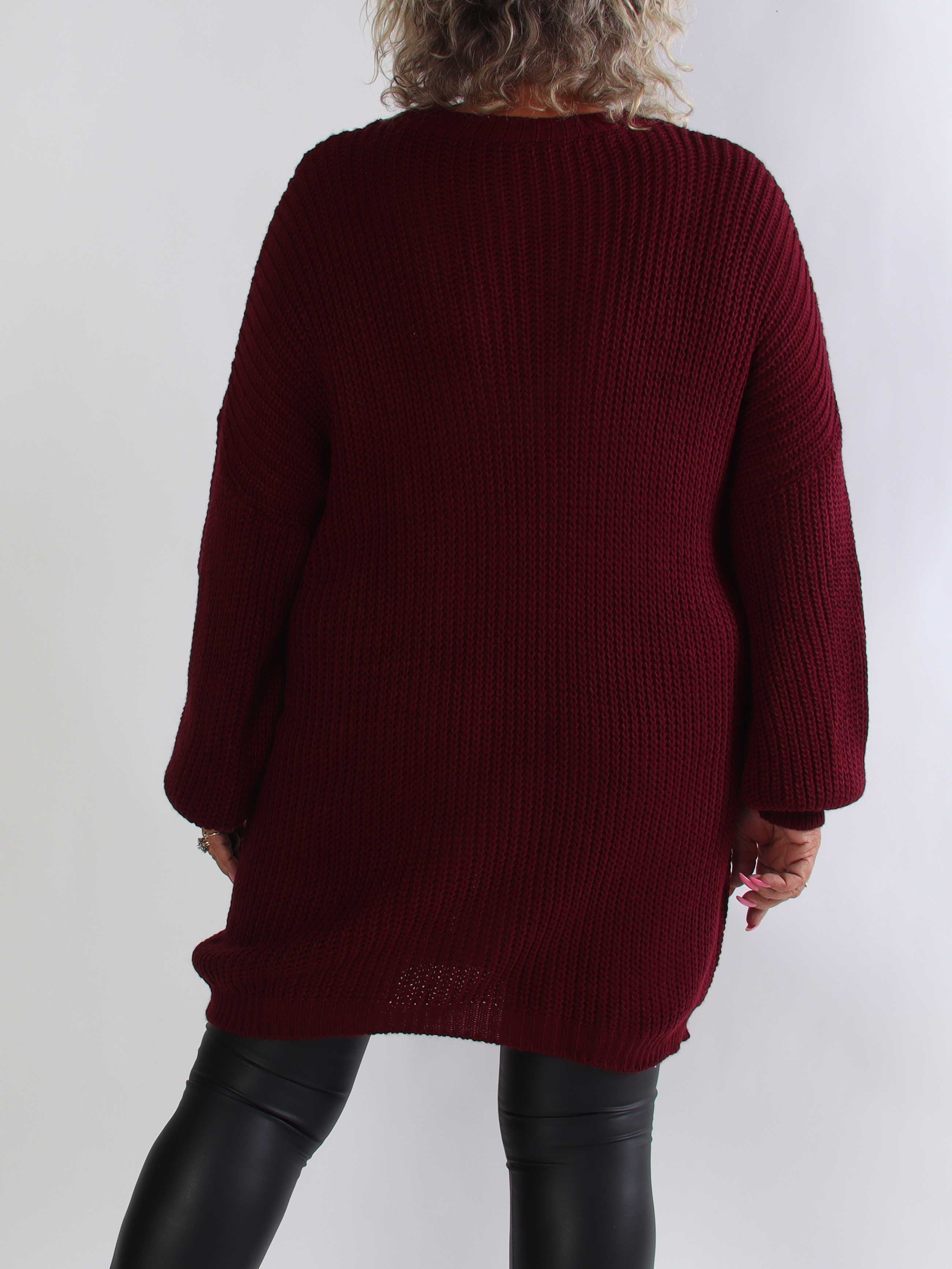 Julia - Plus size strikkjole med lille V-udskæring, halskant og lette ballonærmer
